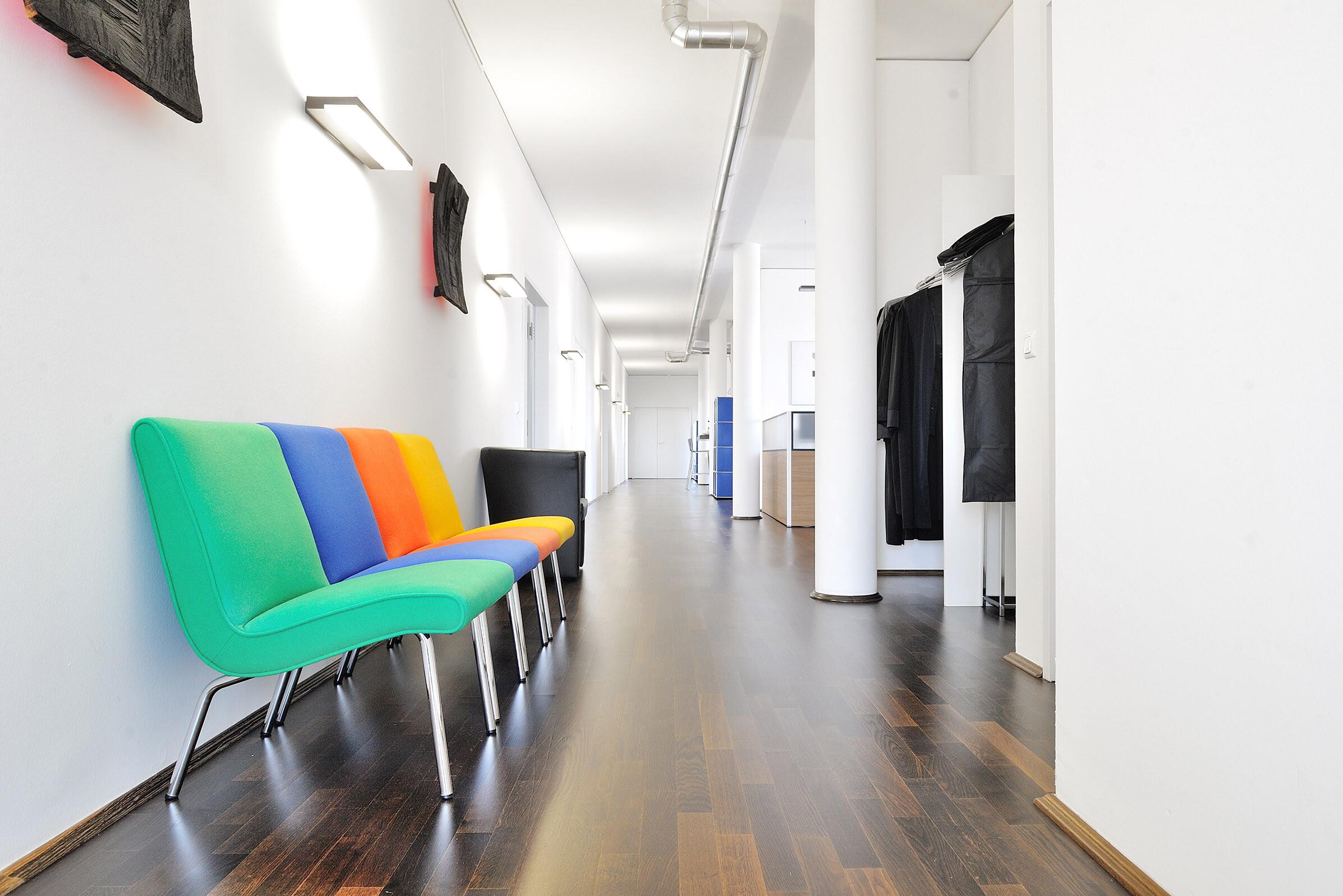 Bunte Stühle in einem Gang