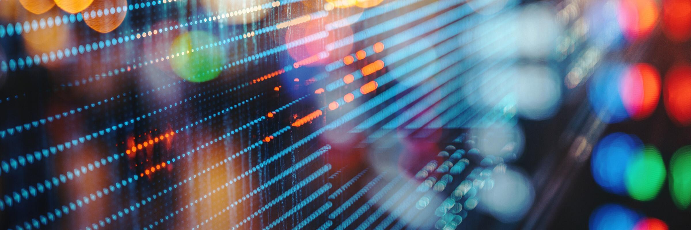 Spiegelung Bunte Lichter spiegeln sich in einer Scheibe