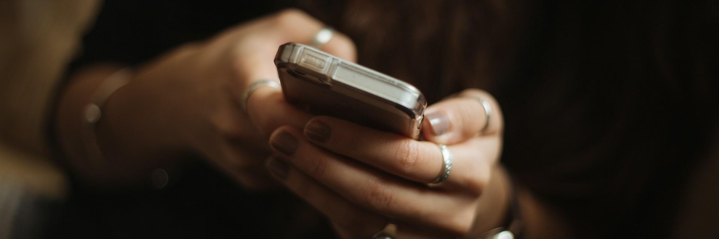 Hände mit Handy Zwei weibliche Hände halten ein Handy.