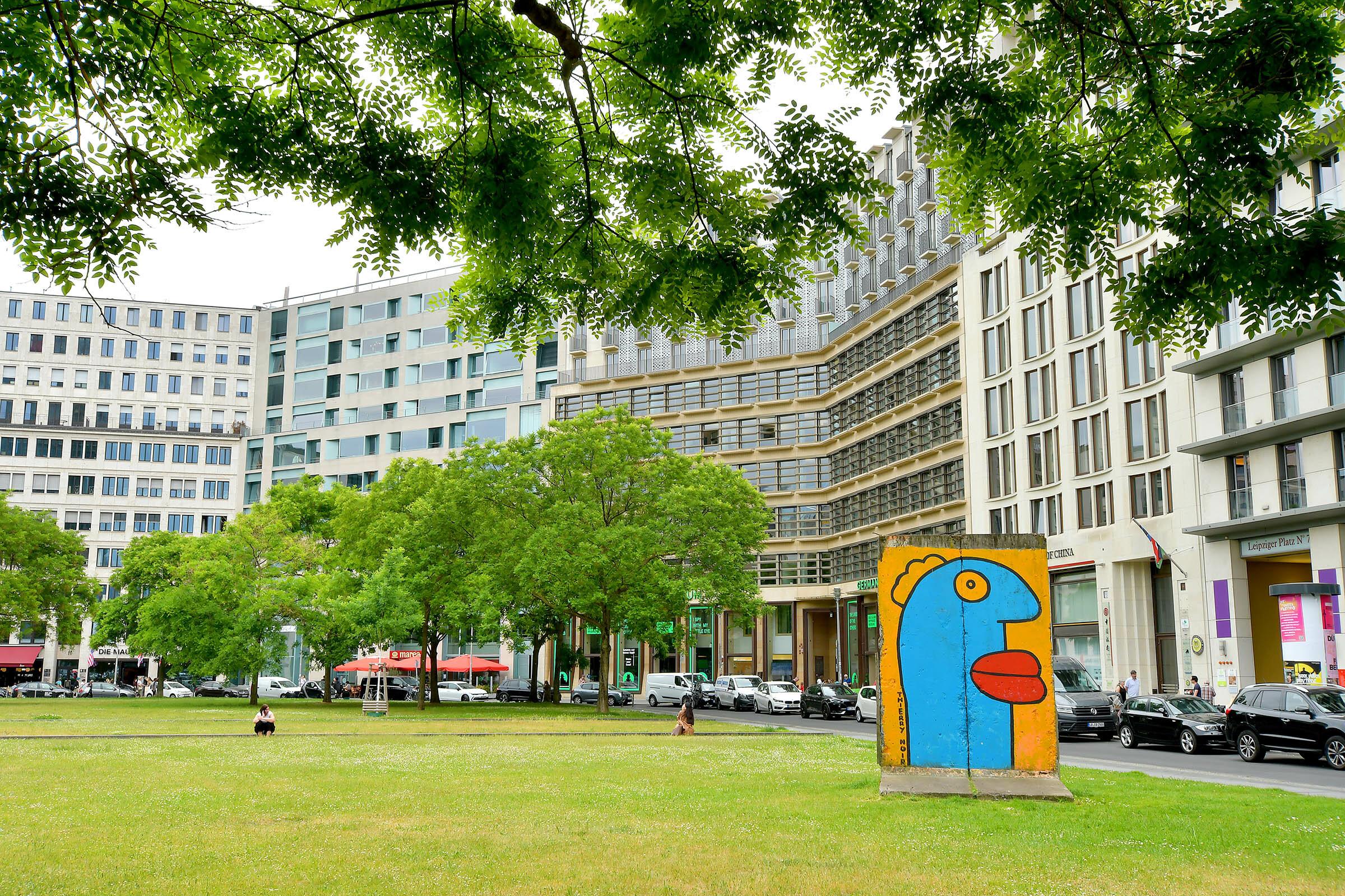 DSC_2194.jpg Leipziger Platz mit BĂ€umen und dahinter BĂŒro-GebĂ€ude