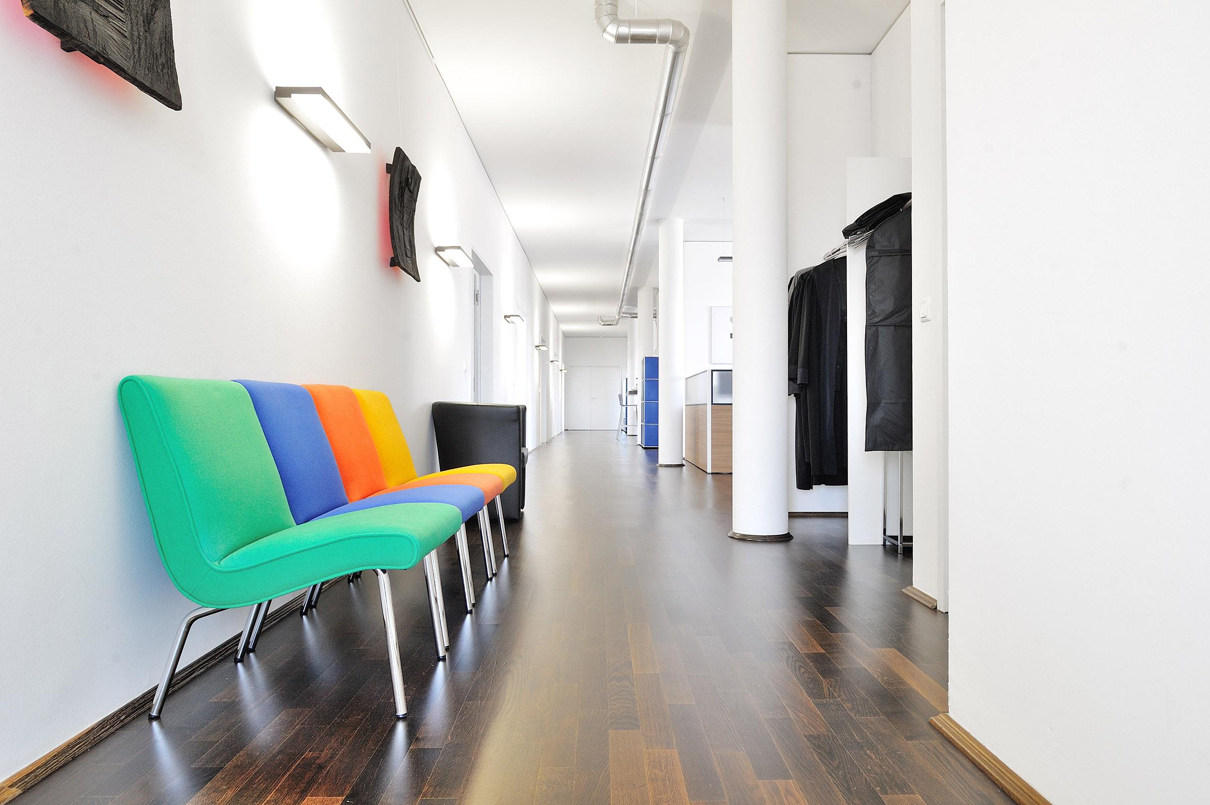 Several cubes with abstract people lie around a magnifying glass