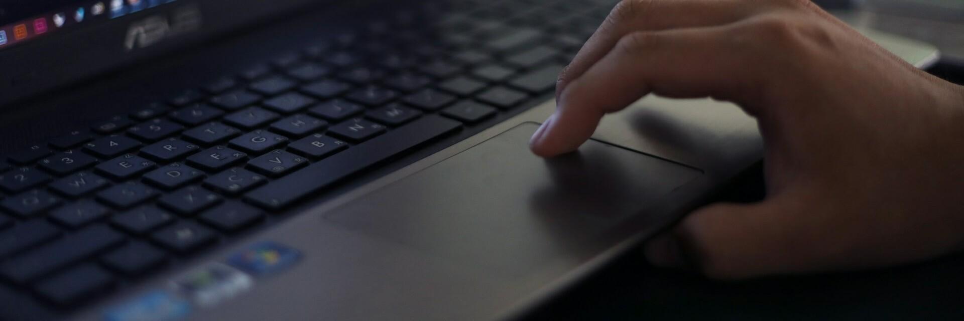 Hand auf Laptop