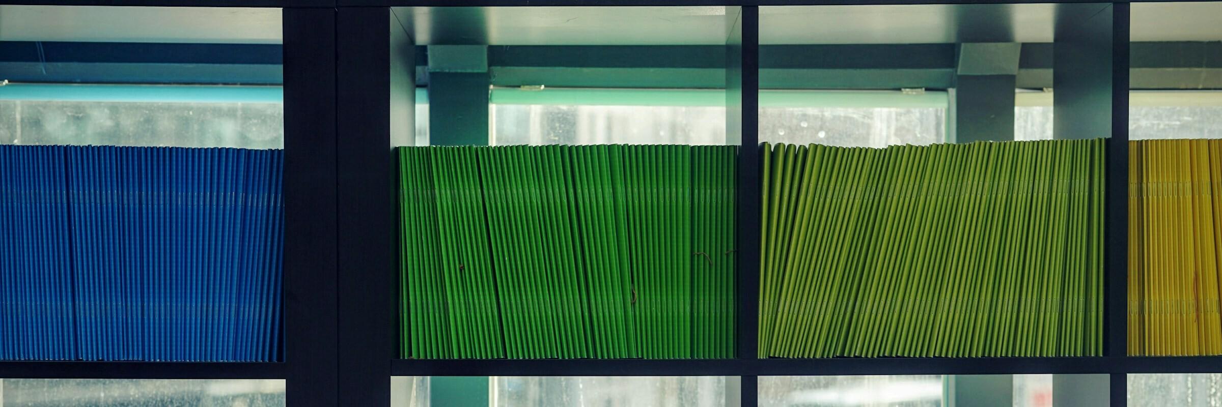 Regal mit Unterlagen