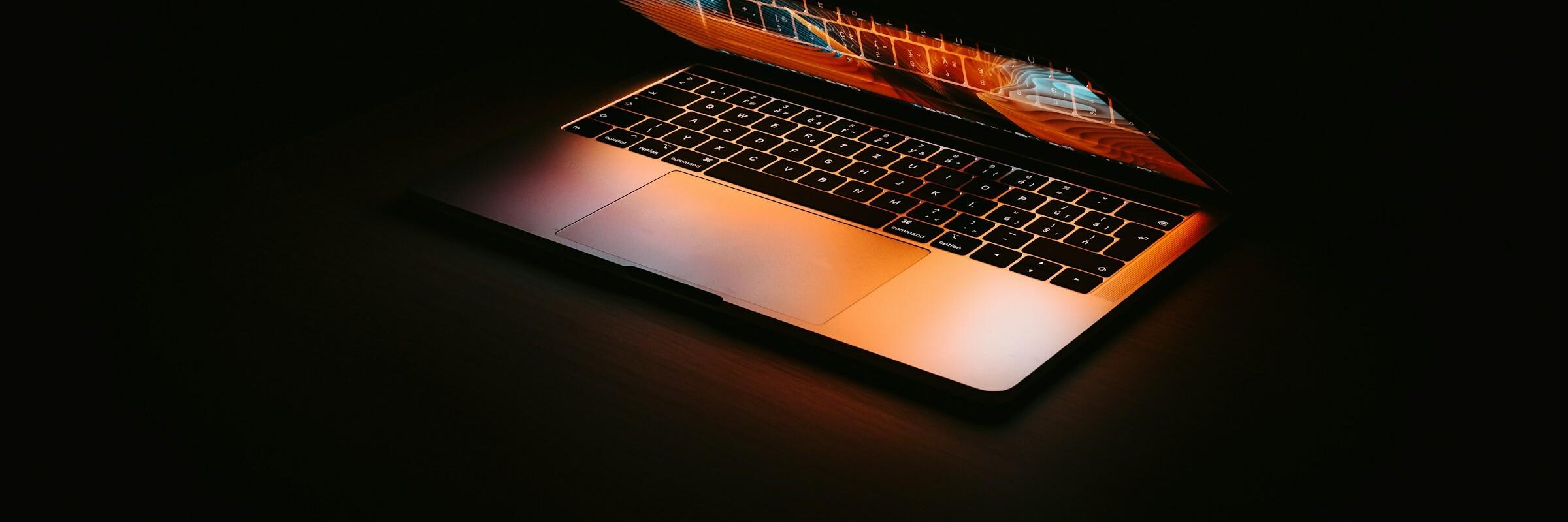 Aufgeklappter Laptop