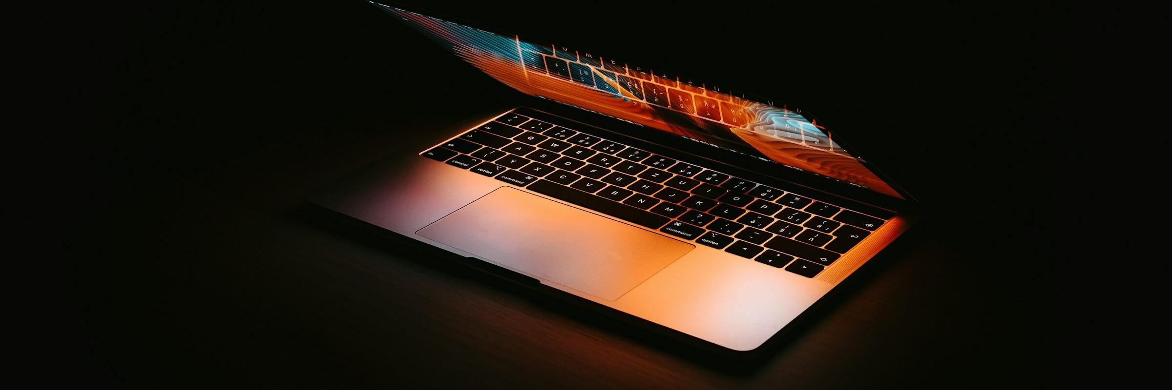 Aufgeklappter Laptop