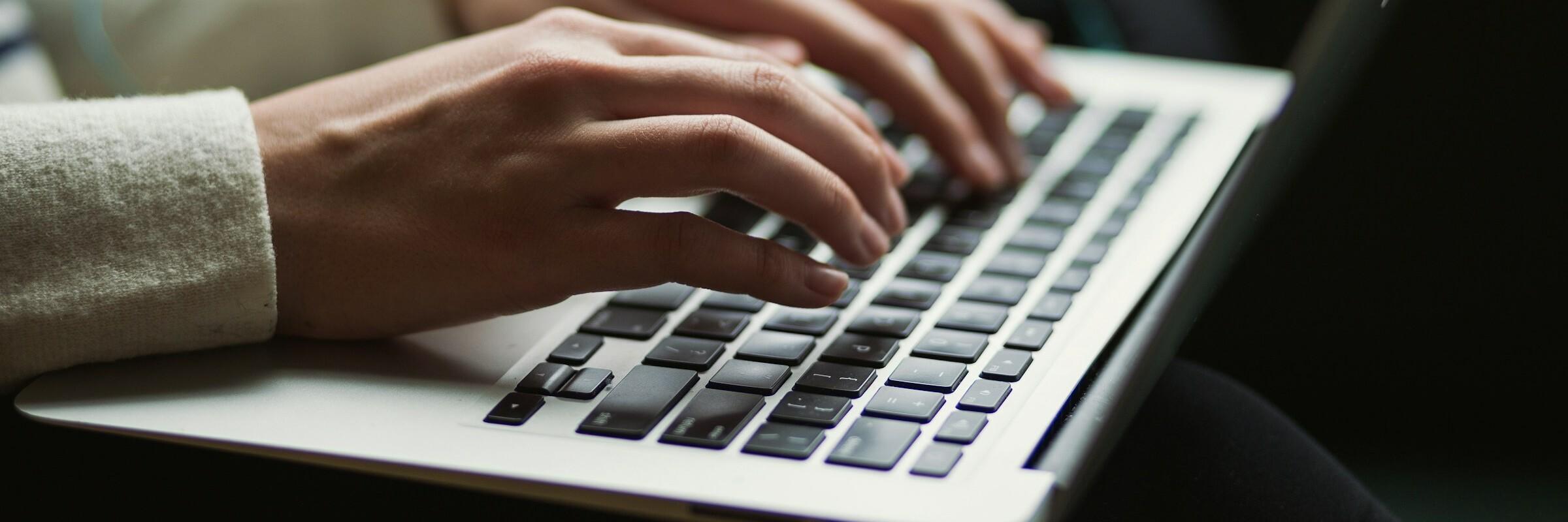 Finger auf Laptop