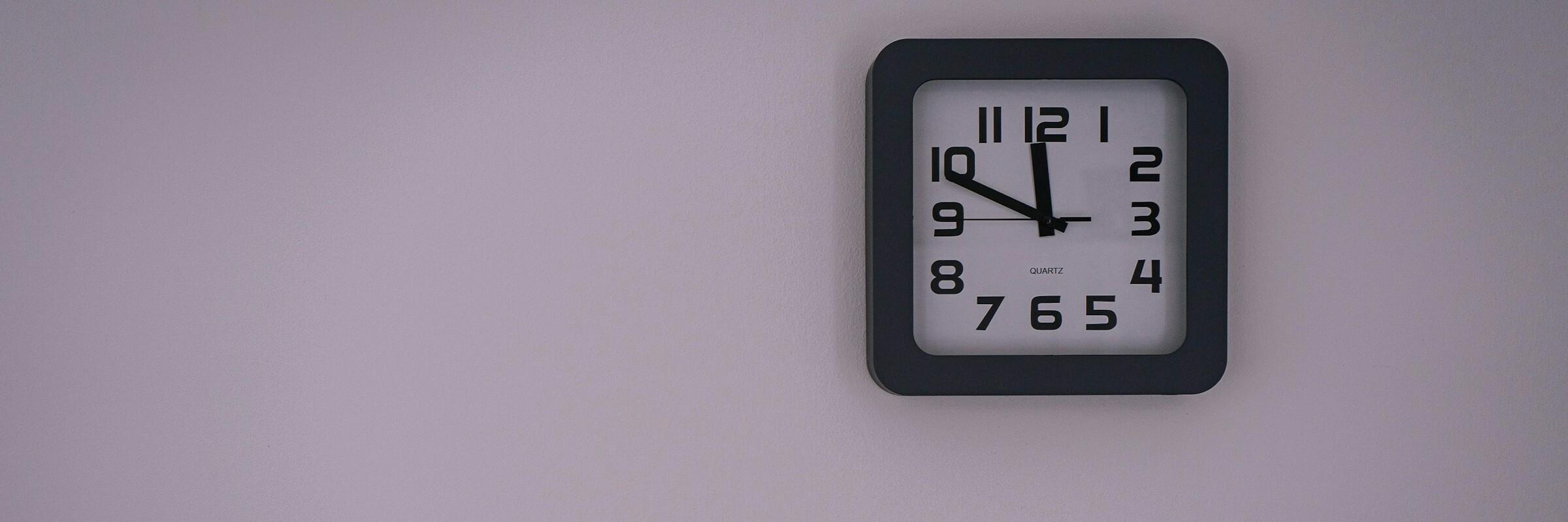 Uhr Uhr an der Wand zeigt 10 vor 12