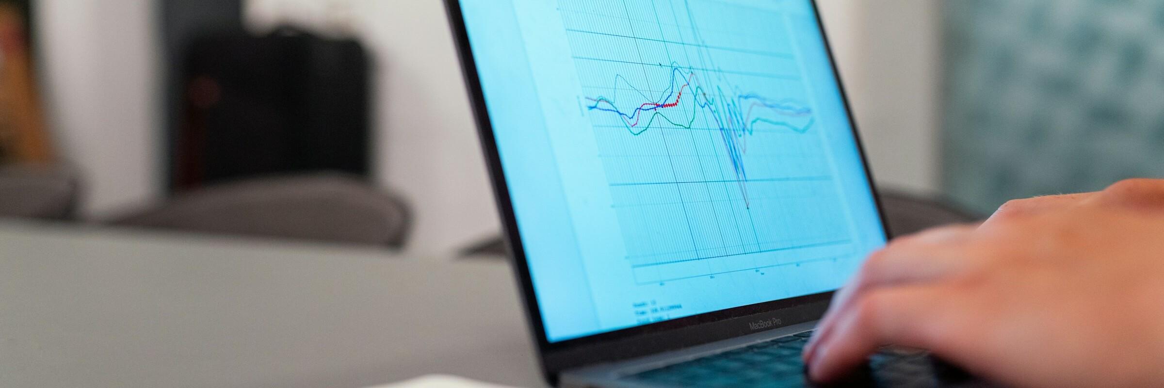 Person, die einen schwarzen Laptop benutzt