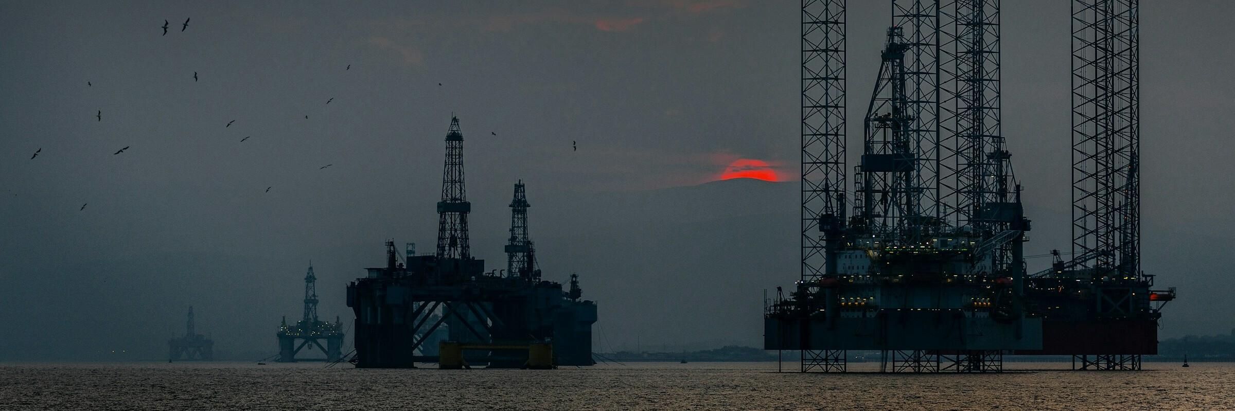 Bohrinseln im Sonnenuntergang