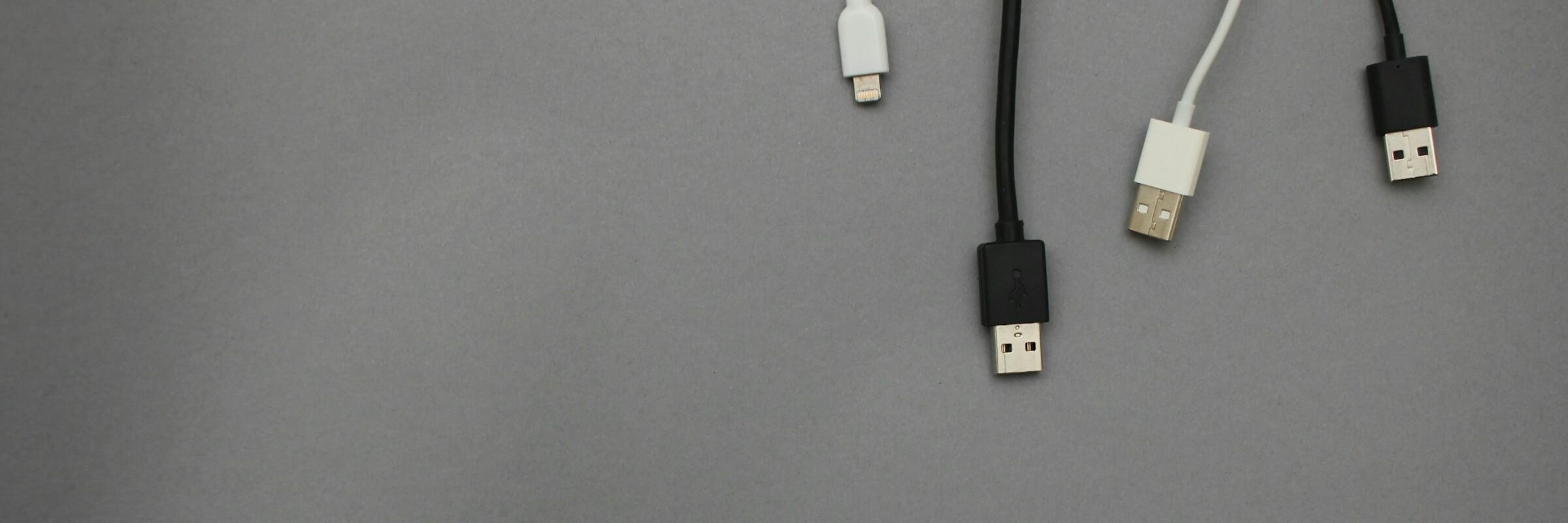 USB-Kabel Mehrere USB-Kabel ragen ins Bild hinein