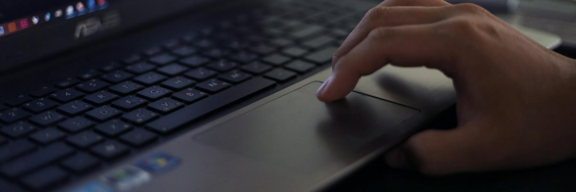 Hand auf Laptop