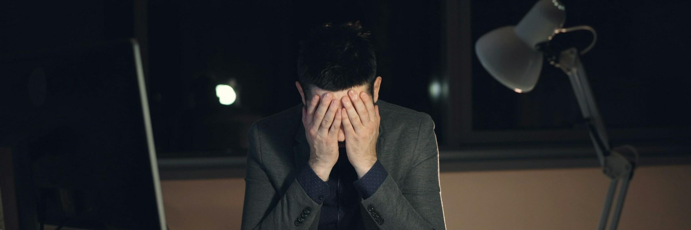 Mann am Schreibtisch