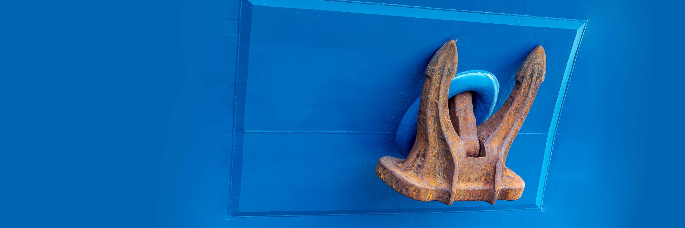 Anker Ein Anker hängt an einer blauen Verankerung