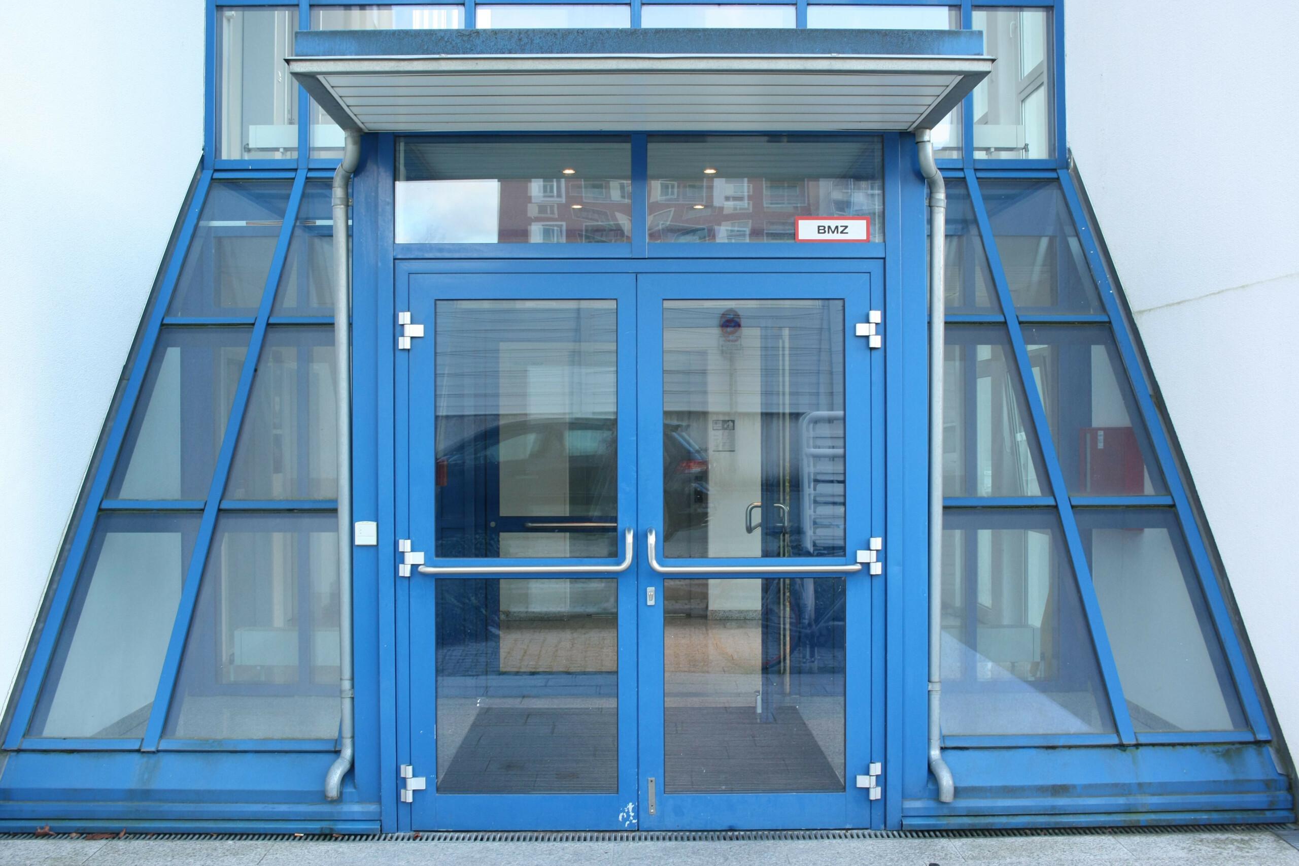 Eingang Martin-Albert-Str. 1 Eingangstür der Martin-Albert-Str. 1