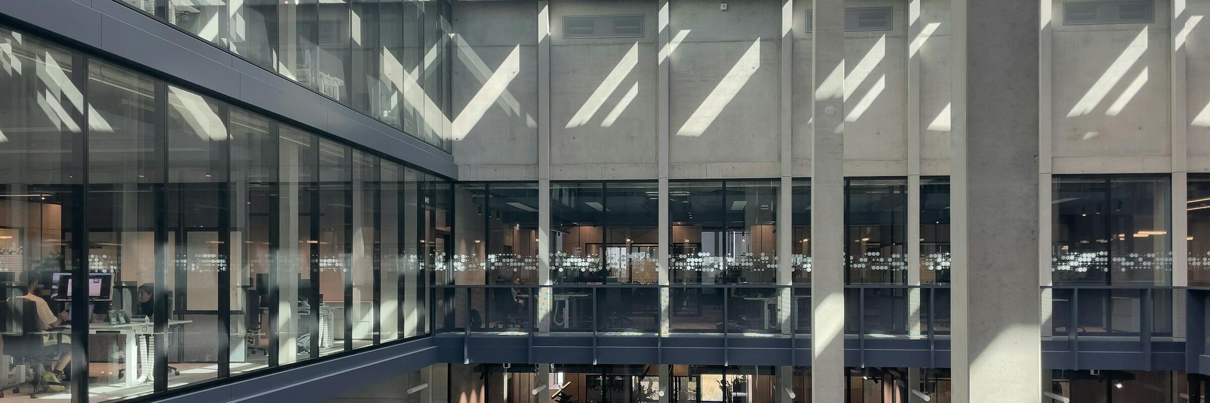 Viele Büros Eine Frau läuft einen hohen Gang hinunter