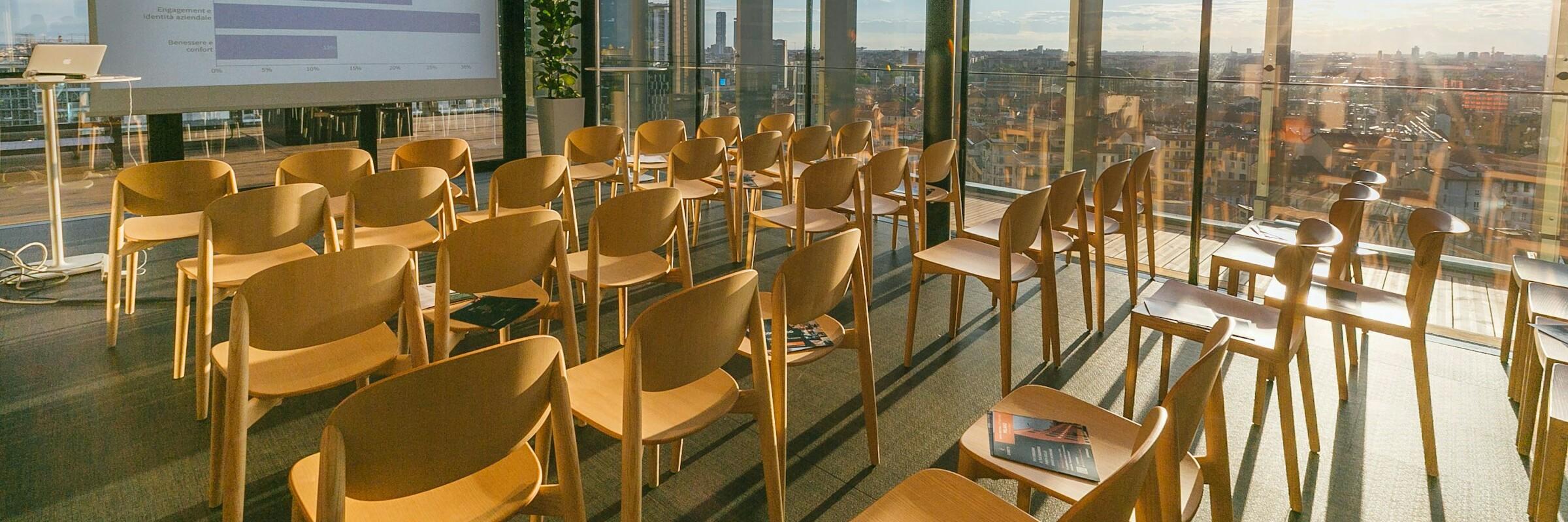 Holzstühle in einem Konferenzraum