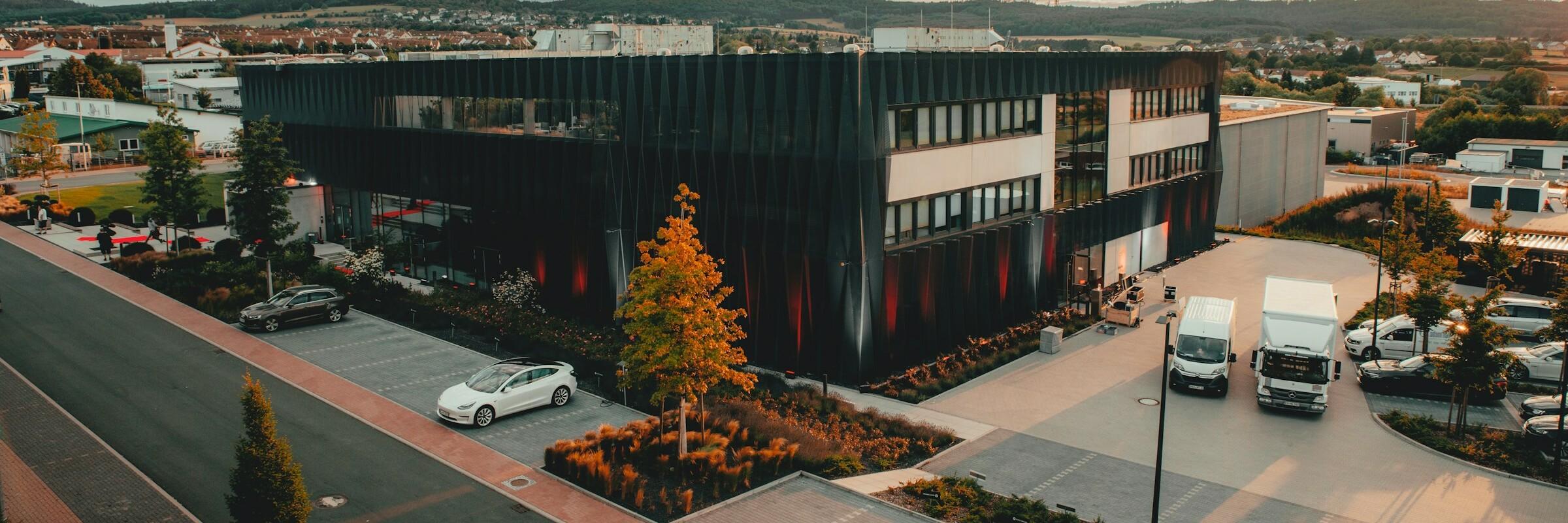 Gebäude mit Parkplatz